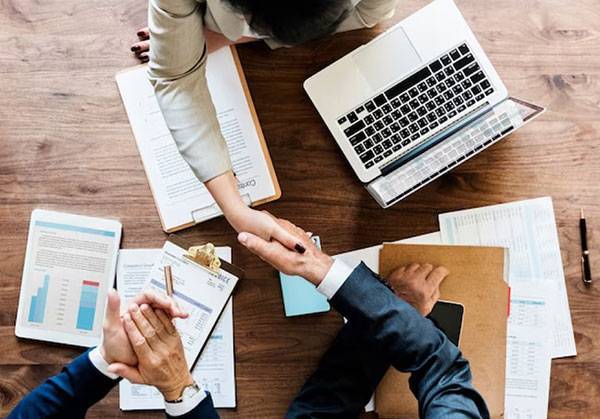 businesspeople shaking hands